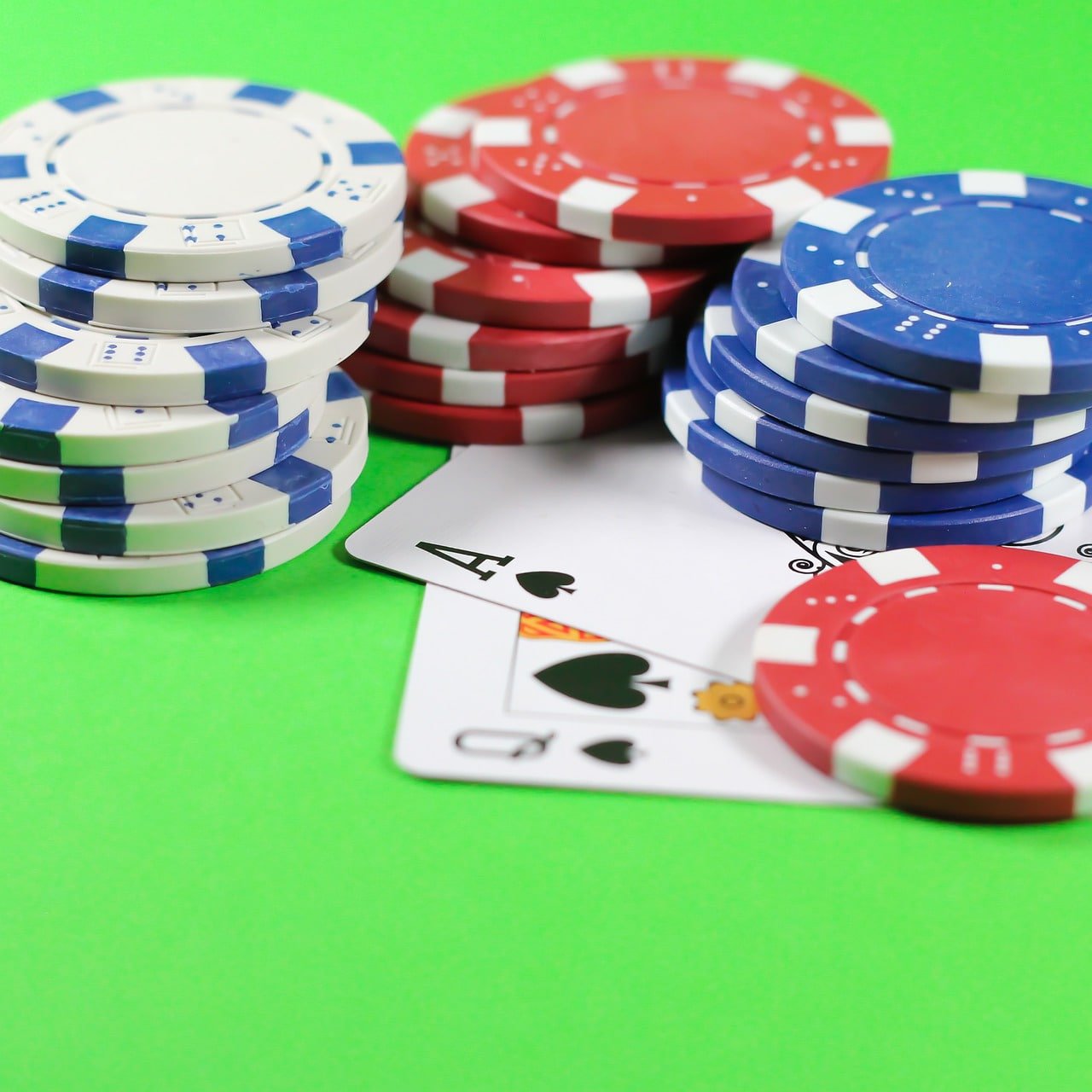 Pemain judi online menikmati permainan slot dan sportsbook di perangkat mobile di 3dhoki